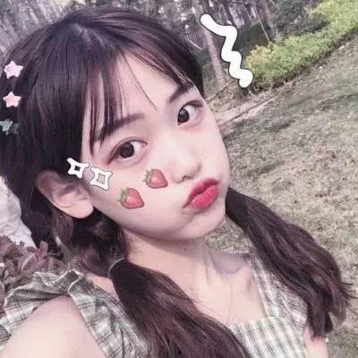 娱乐吃瓜君女生晒自拍,这颜值也太能打了吧!”